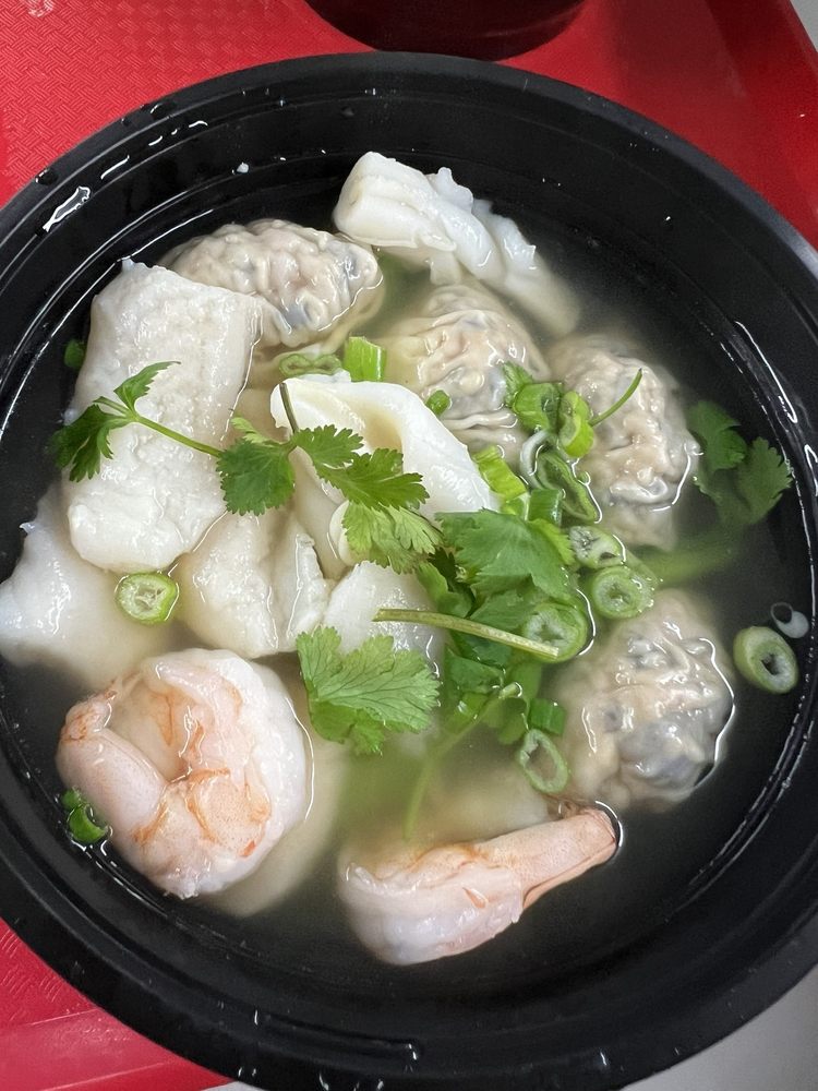 16.海鮮麵Seafood Noodles in Soup