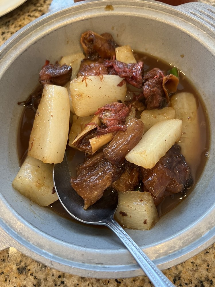 P8.鑫萄牛腩煲 Beef Brisket w. Radish in Clay Pot