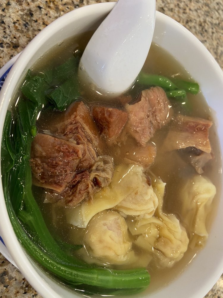 E4.牛腩雲吞麵/河粉 Beef Brisket Wonton Noodle/Flat Rice Noodle Soup