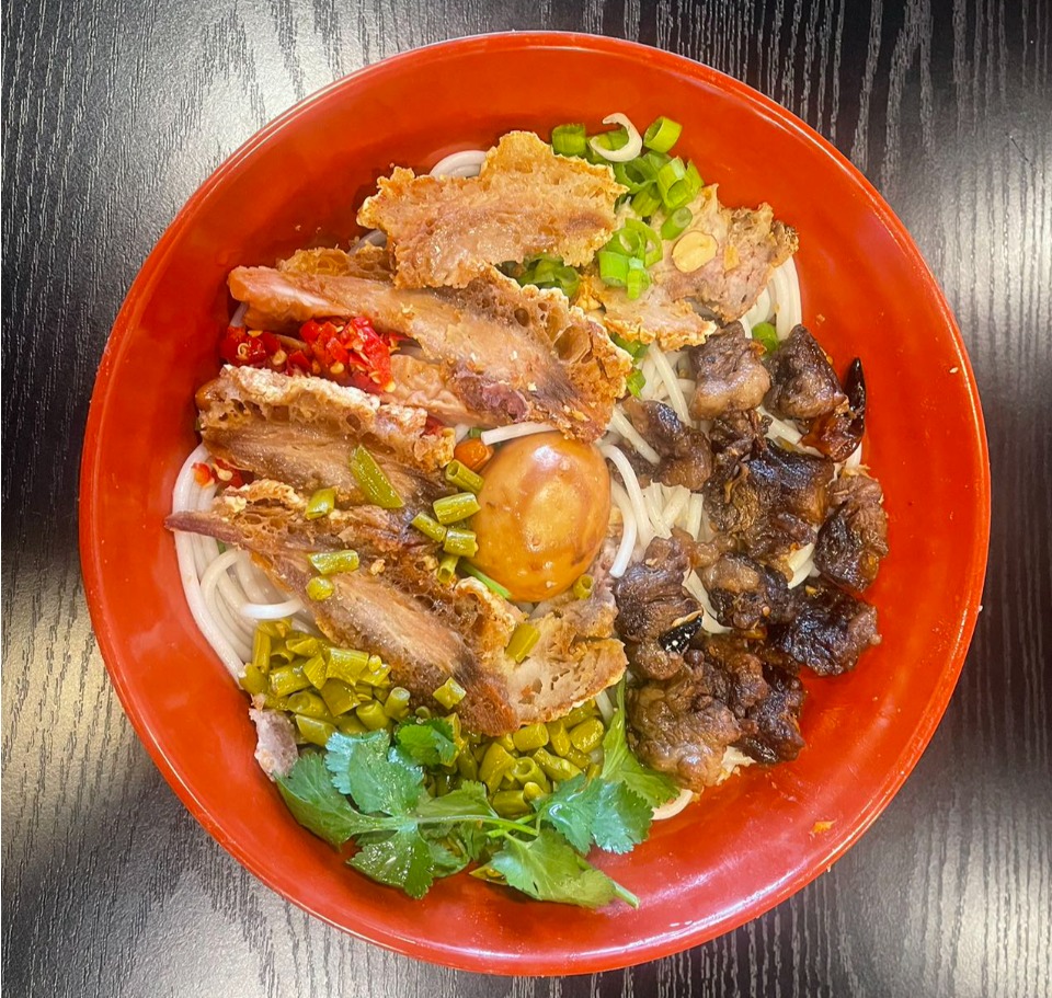 Roast Pork & Beef Rib Rice Noodle 锅烧牛肋条肉米粉