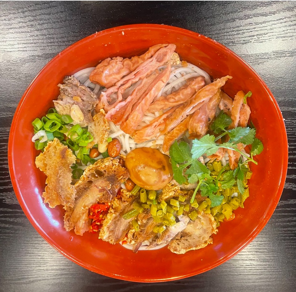 Roast Pork & Pork Intestine Rice Noodles 锅烧肥肠米粉