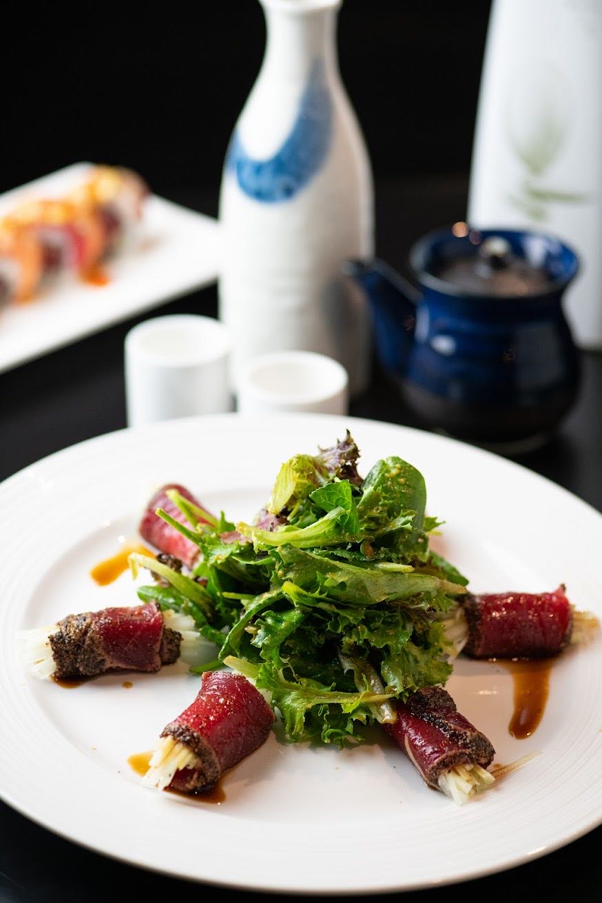 Seared pepper tuna salad